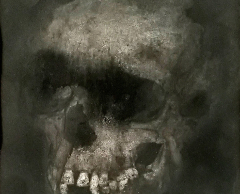 Kohlezeichnung eines Schädels in düsterer Anmutung