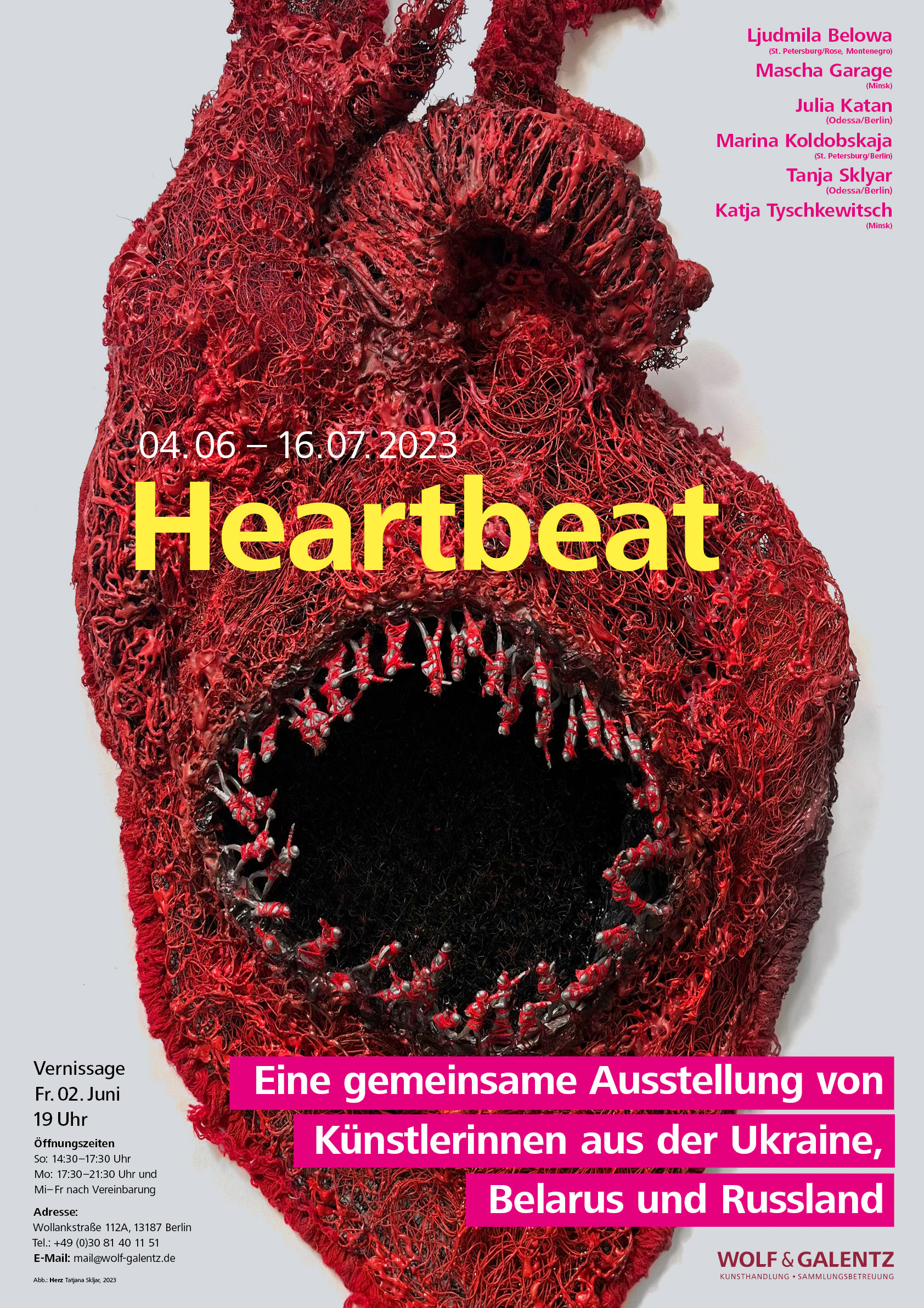 Heartbeat Ausstellungsplakat: Skulptur, rot mit Plastiksoldaten als Zähne