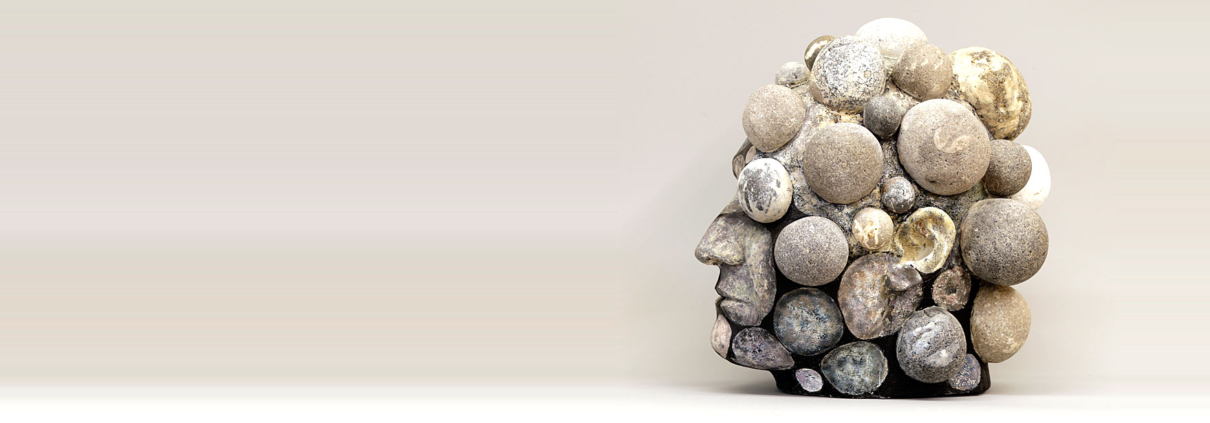Susan Kempfer, Kugelkopf, eine Skulptur eines Kopfes aus Steinen