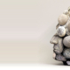 Susan Kempfer, Kugelkopf, eine Skulptur eines Kopfes aus Steinen